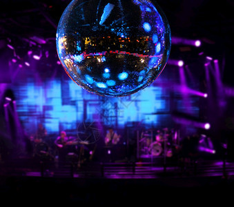 俱乐部岩石在迪斯科镜球彩色灯下播放乐团节日图片