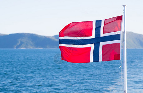 挪威在蓝天上挥舞着挪威动摇民一种图片