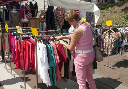 街道夏天女士妇在市场上买衣服在市场上买衣服图片