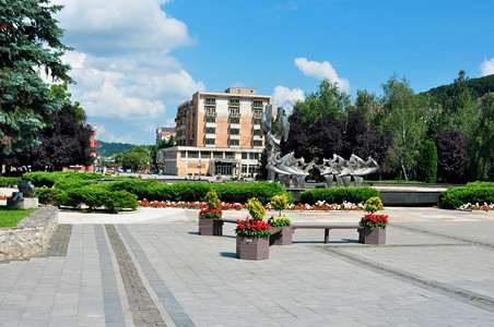 纪念碑城市夏季日罗马尼亚里西塔市中心公共广场一种图片