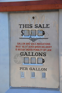 亚利桑那州6号公路上的旧天然气泵读取加仑出展示图片