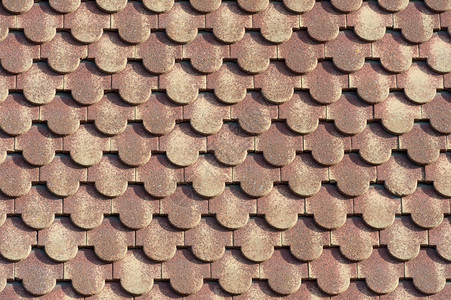 扇贝红色粘土屋顶砖的背景带状疱疹建筑学人字形图片