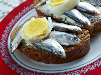 Kiluvoileib爱沙尼亚三明治配黄油和凤尾鱼鳀小吃食物图片