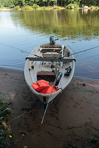 锚发动机户外有钓鱼竿的渔船停泊在岸边图片