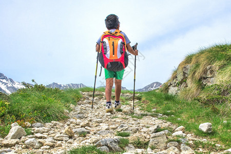 小男孩独自踏上远山旅途图片