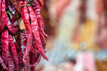 食物热辣椒挂在市内街头的场里美丽黑色背景图片