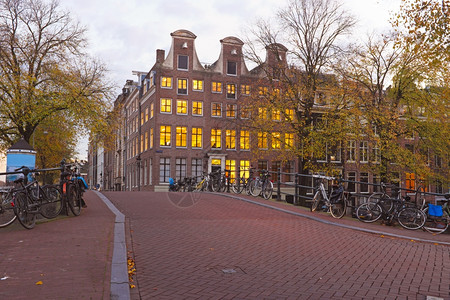 自行车建筑的风景优美阿姆斯特丹荷兰黄昏的房屋图片