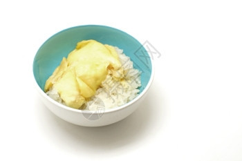 Thai甜点durrian粘糊米饭和白背景孤立的椰子奶酱传统黏黄色图片