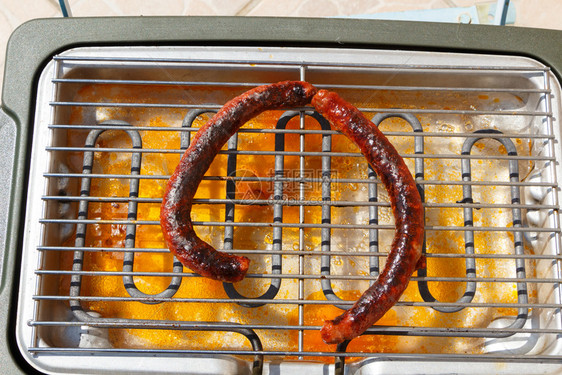 烹饪牛肉新鲜的电烧烤架上两个煮熟的黑瓜图片