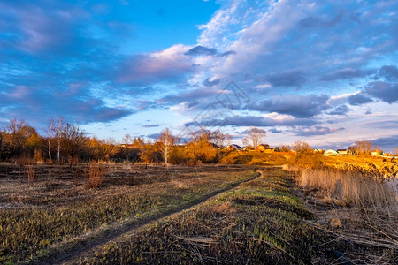 晚上伊凡诺夫城郊外日落的金光和美丽乌云天空中伊凡诺夫市郊场地镇图片