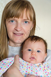 男生人类可爱的新儿女婴和母亲形象白种人图片