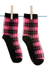 羊毛纺织品两双袜子挂在绳上套着衣物温暖的图片