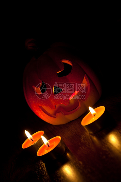 微笑季节万圣夜庆典的橙色恐怖南瓜怪物图片