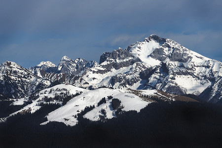 被雪覆盖的山顶图片