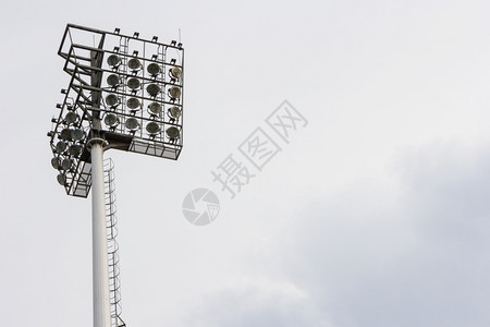 每体：从英雄到罪人！红牌毁掉路易斯