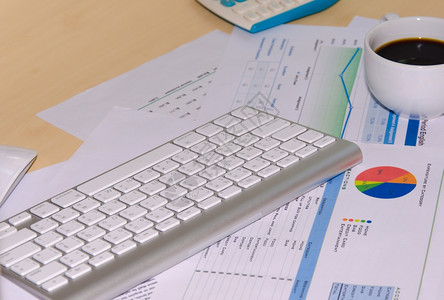 会计图表放在办公桌上的商务文件和键盘金融的图片