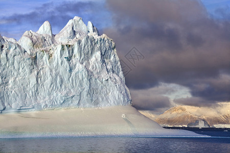 风景优美极在格陵兰东海岸斯克士比松漂浮的冰山旅游图片