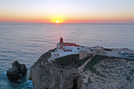 日落时从葡萄牙萨格里斯的灯塔CaboVicente海洋萨格里什建筑的图片