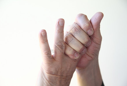 伤害麻木剩下一个男人握住左手的前两根指背景图片