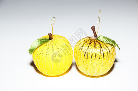 黄色的圣诞节玩具球模拟黄色彩果实的背景图片