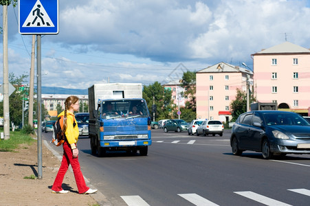 波德希瓦洛夫叉9岁女孩背着破烂车走过路面交通图片