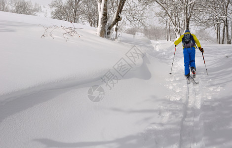 山间滑雪运动的人图片