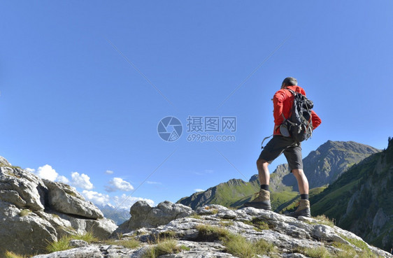 徒步者爬山到山顶远眺图片