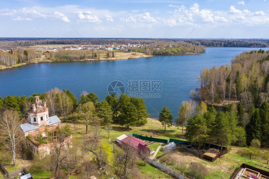 俄罗斯Ivanovo地区Yegoriy村位于Uvodsky水库岸边的一座破旧教堂在春天的无人驾驶飞机上天线无人乌沃茨基图片