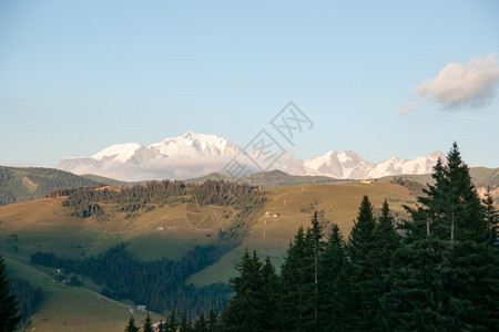 夏季法国阿尔卑斯山的浪漫夜晚风景萨瓦观高山图片