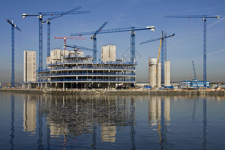 一种在大不列颠曼彻斯特建造一个水边办公室发展台xAInSalfordQuays公司高的英国图片