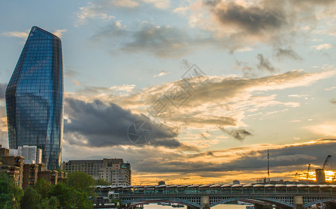 泰晤士河日落时的风光图片