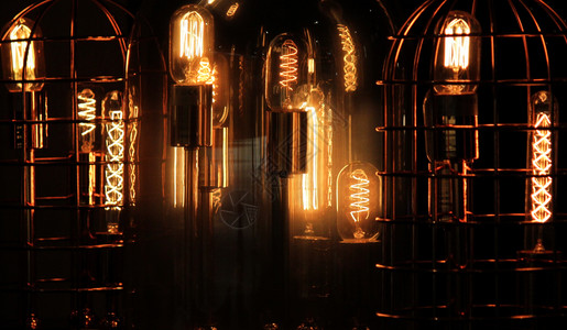 复古的爱迪生钢笼内具装饰的古董钨灯泡钢笼内带有灯丝图片