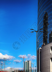 工作天际线商业的城市建筑Crane和建筑工地以蓝天为挡图片