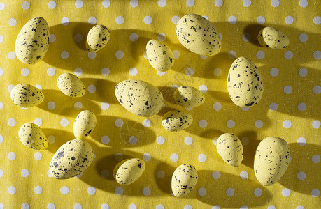 季节白色点上黄背景的东面鸡蛋装饰长阴影质地白色的图片