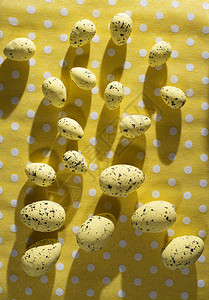 季节传统丰富多彩的白色点上黄背景的东面鸡蛋装饰长阴影图片
