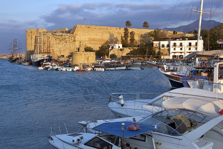 系泊地中海北塞浦路斯土耳其凯里尼亚吉尔内的凯里尼亚城堡和港口艾伦图片