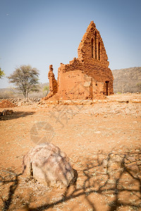 烘烤的非洲博茨瓦纳农村用烤土砖建造的旧Palapye教堂废墟历史建成图片