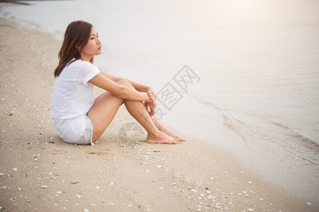 海边孤独的女孩图片