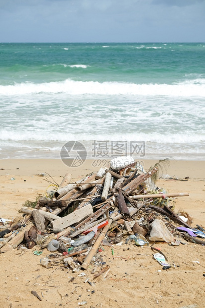 环境的回收海滩上肮脏垃圾造成环境污染导致自然图片