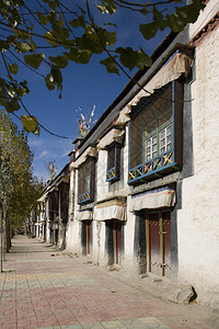 亚洲自主江孜自治区Gyantse镇一条街上的传统藏族房屋建在自治区Gyantse镇的一条街上图片