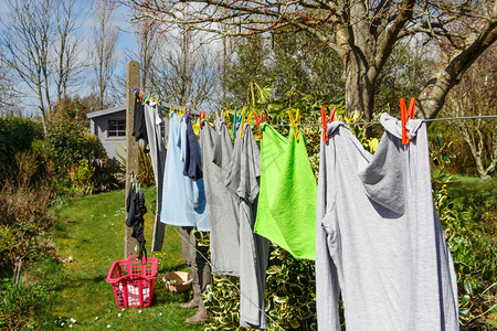 打扫在花园里用T恤衫和毛巾烘干一种洗衣店图片