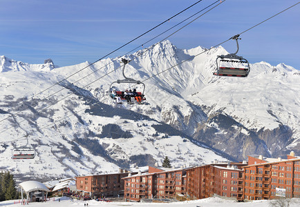 美丽的雪山滑雪场图片