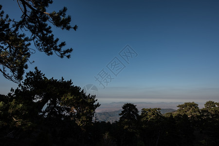 夏天的山顶美丽落日景观图片