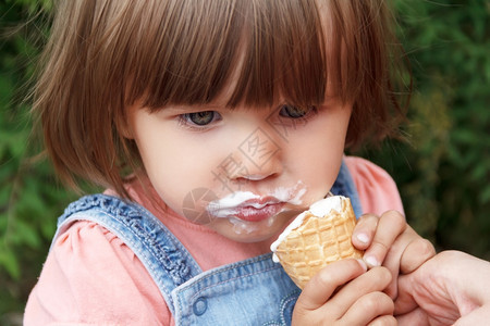 在夏天吃冰淇淋的可爱女孩图片
