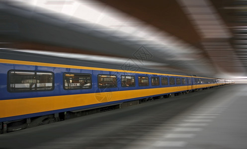 荷兰阿姆斯特丹中央车站驾驶火荷兰阿姆斯特丹旅行建筑的造图片