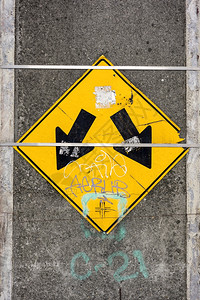 混凝土柱上方向交通标志用两支箭向车手绕着障碍物行驶指示箭头拉根图片