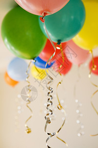 多色抽象的生日配有金银弦的彩色政党气球组图片