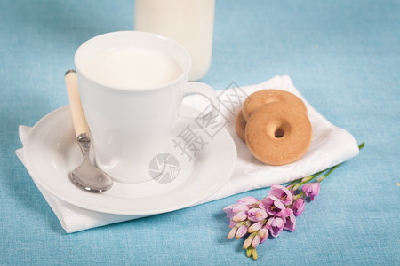 饼干一种乳制品健康营养在白杯中鲜奶图片