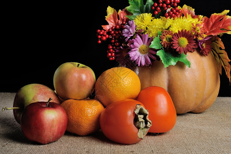 饮食野花桌子朵在瓶南瓜中的水果图片