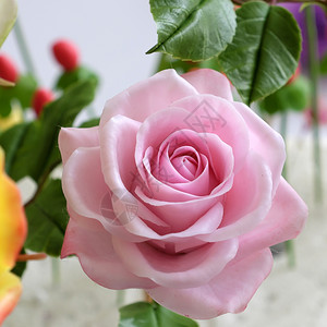 好的人造美妙粘土艺术粉红玫瑰花的紧闭美丽人造鲜花精巧的手工艺彩背景图片